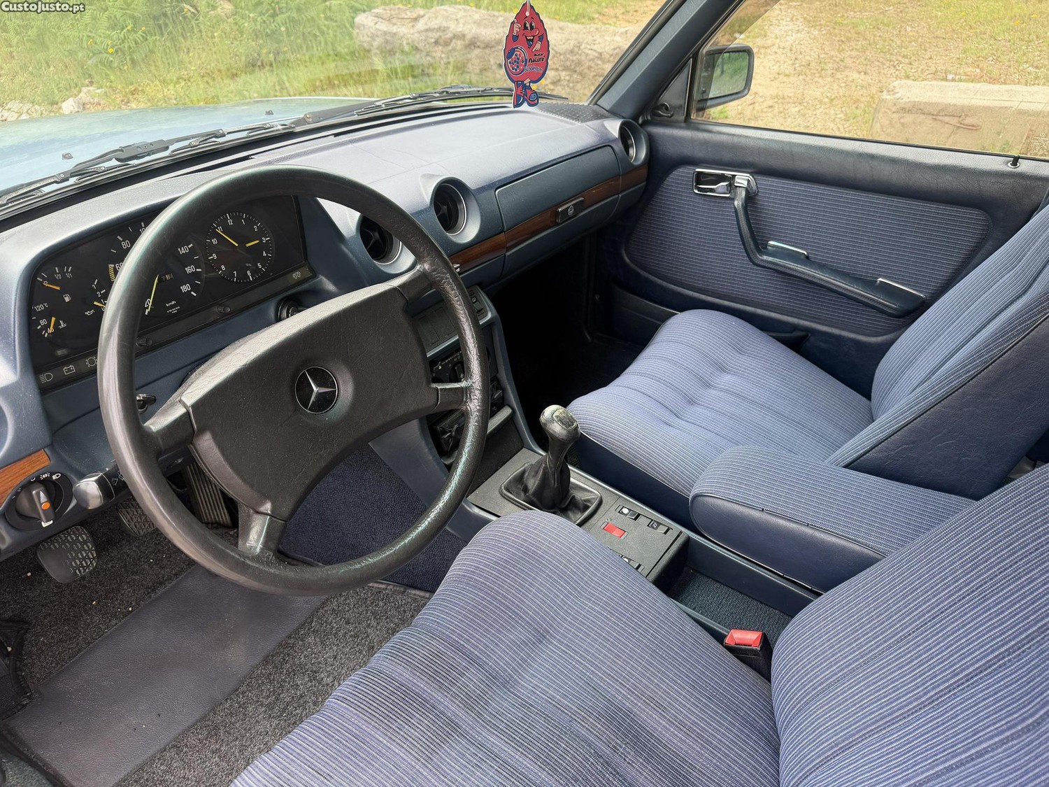 Mercedes-Benz 300 D — fotografia 12