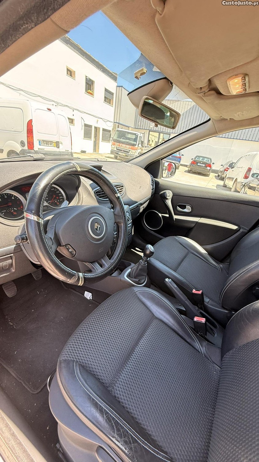 Renault Clio 1.5 dCi de 2009 — fotografia 8