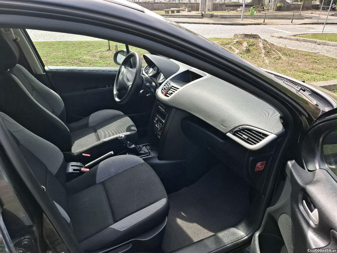 Peugeot 207 1.4 gasolina/GPL — fotografia 3