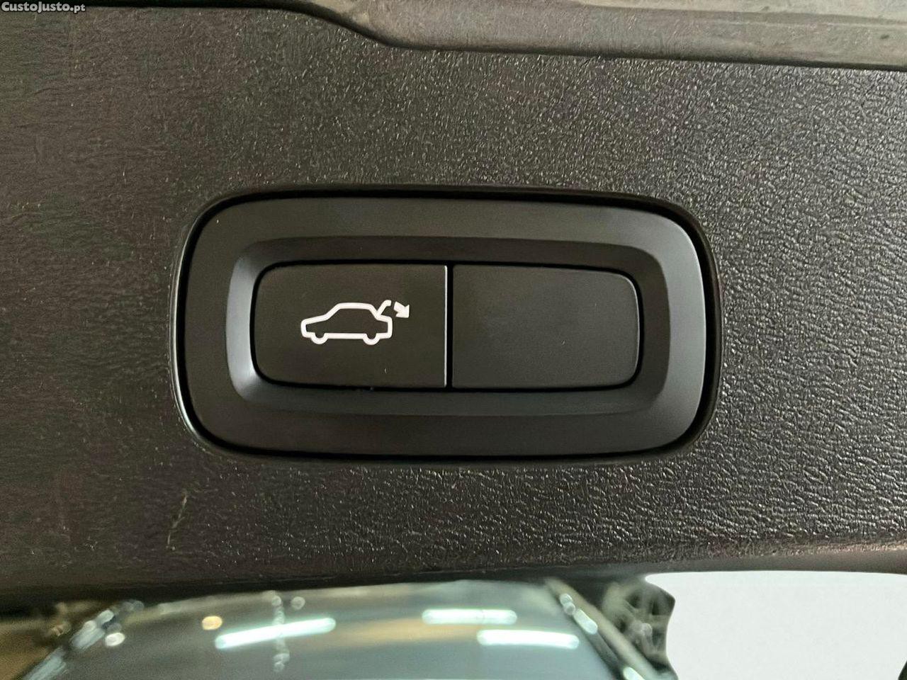 Volvo V60 2.0 D3 R-Design Geartronic — fotografia 4