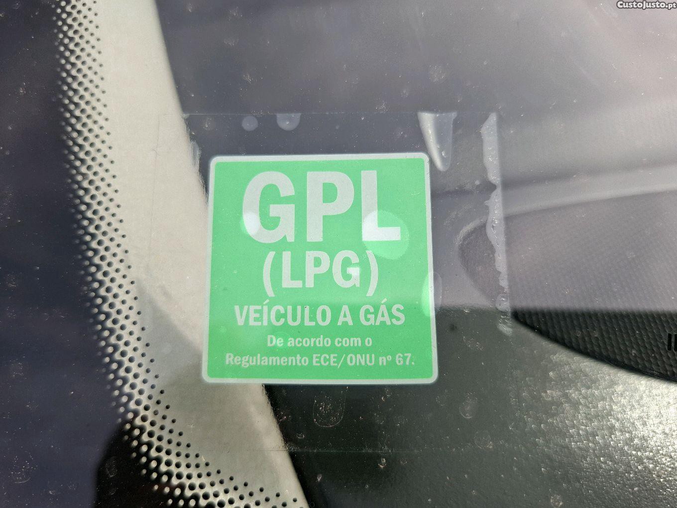 Peugeot 207 1.4 gasolina/GPL — fotografia 5