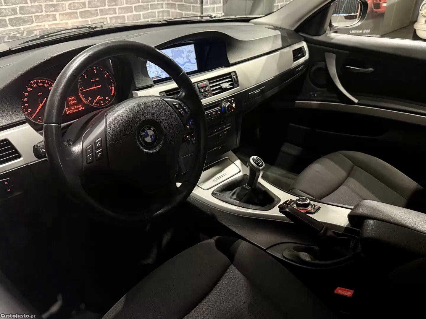 BMW 318 D touring navigation sport — fotografia 2