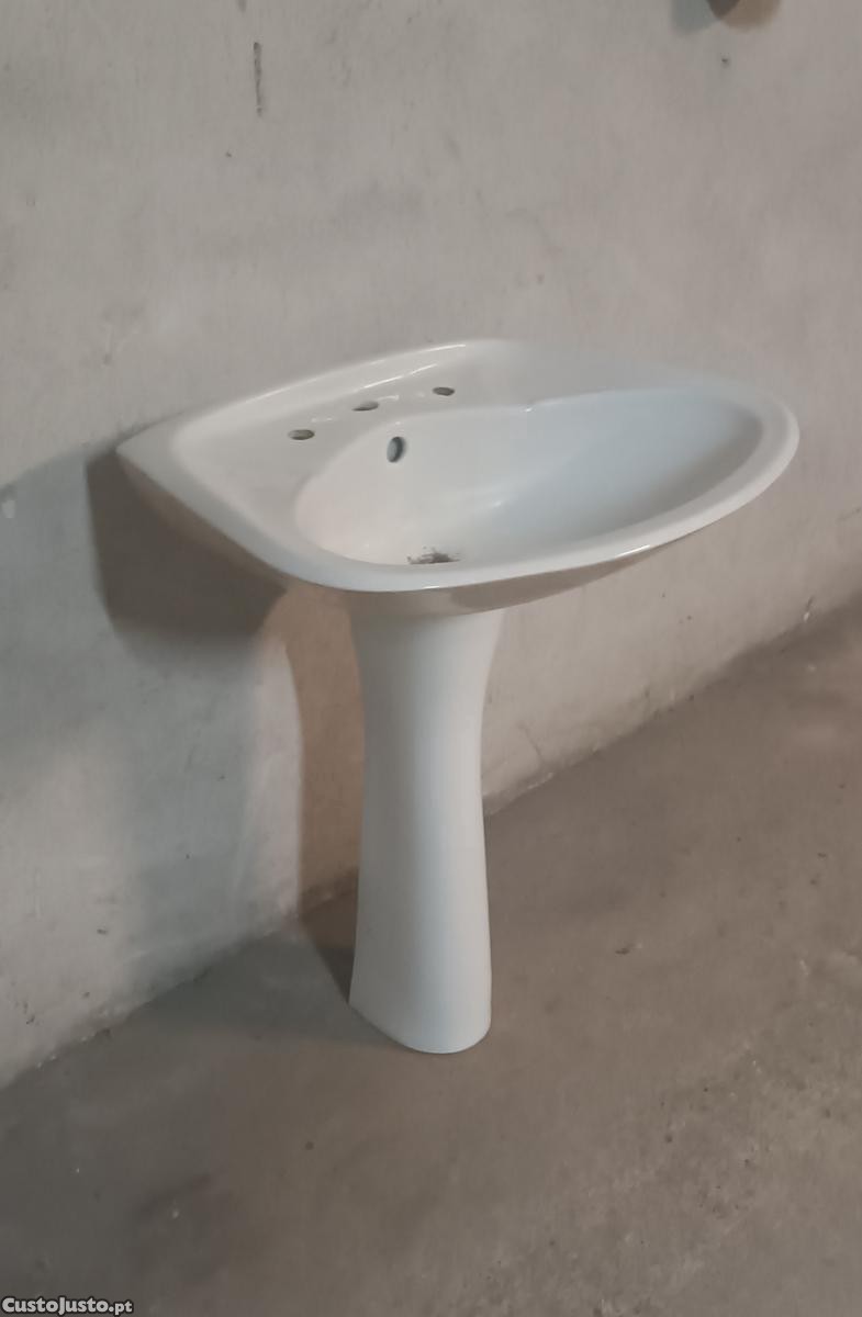 Lavatório com pé de WC