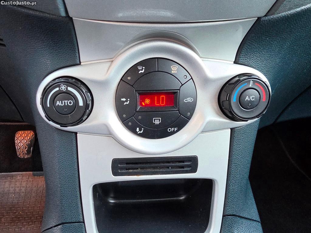 Ford Fiesta 1.4Tdci 70cv 07/2010 — fotografia 2