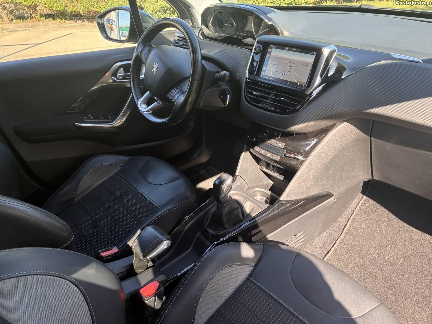 Peugeot 2008 1.2 PureTech Allure — photo 2