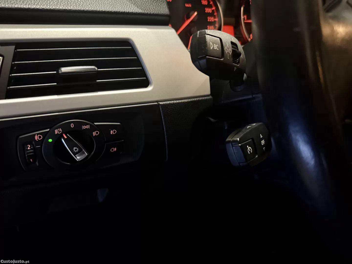 BMW 318 D touring navigation sport — fotografia 3