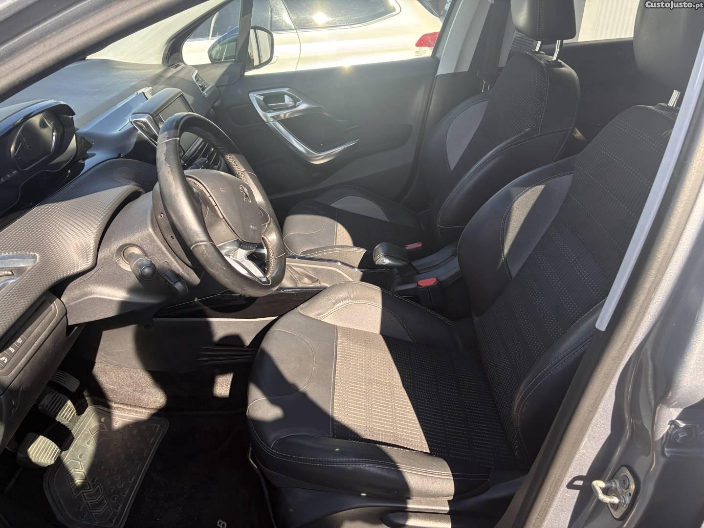 Peugeot 2008 1.2 PureTech Allure — photo 3