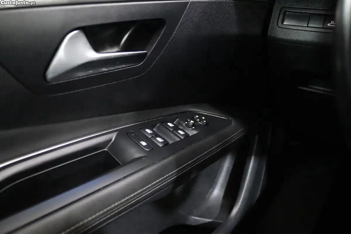 Peugeot 3008 PureTech 130 Stop & Start GPF EAT8 Allure Pack — fotografia 8