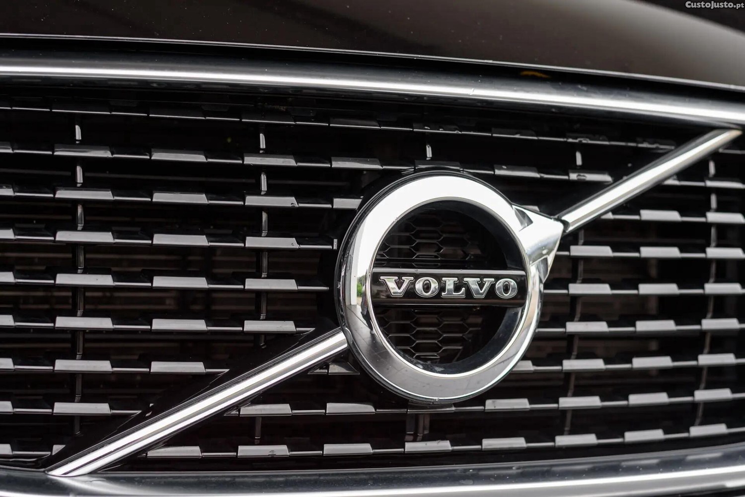 Volvo XC60 2.0 T8 PHEV R-Design AWD - 19 — photo 4