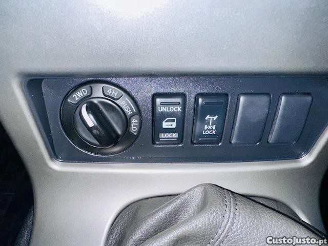 Nissan Navara (D40)2.5dCi 171cv 4X4 Cab/Dupla 5 Lugares — fotografia 2