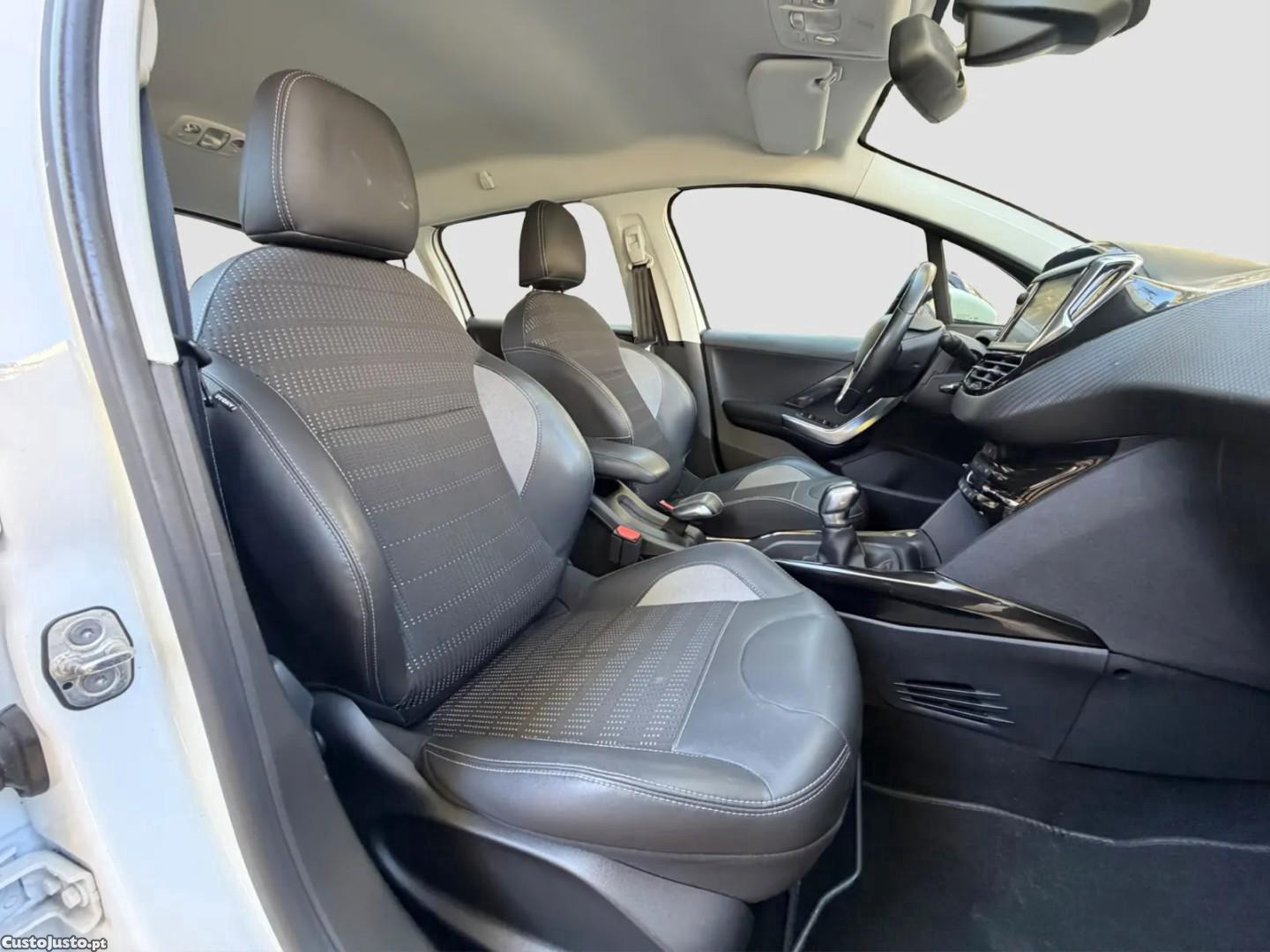 Peugeot 2008 1.2 PureTech Allure — fotografia 4