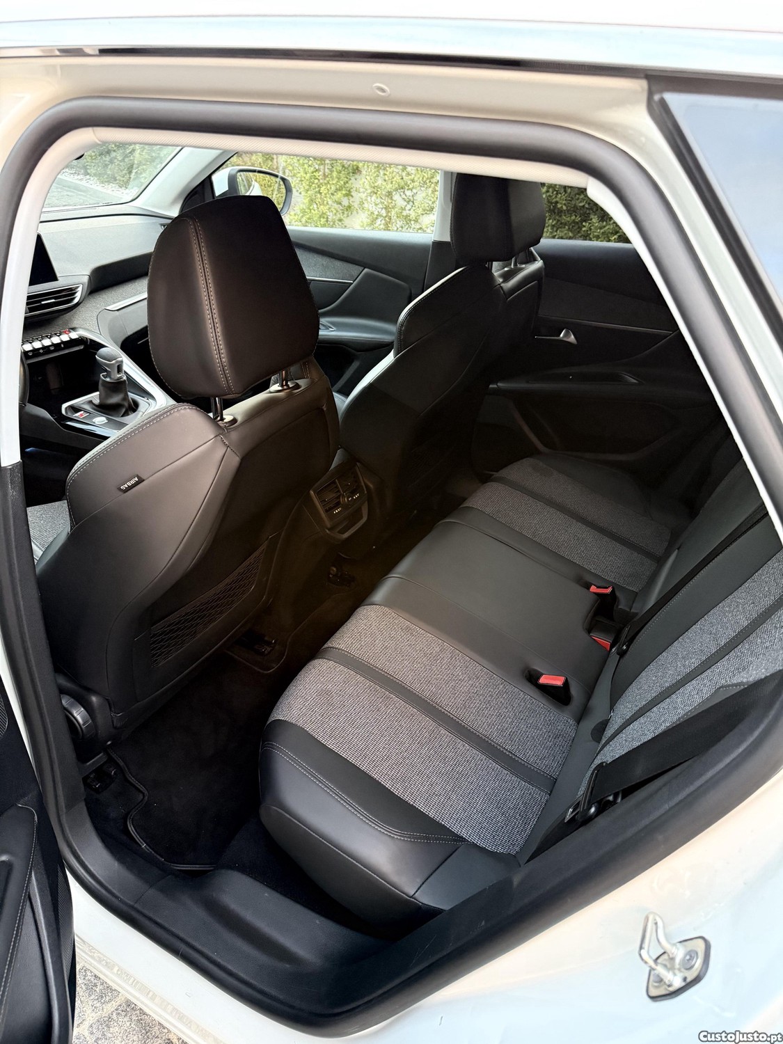 Peugeot 3008 PureTech 130 Stop & Start GPF Allure Pack — fotografia 8