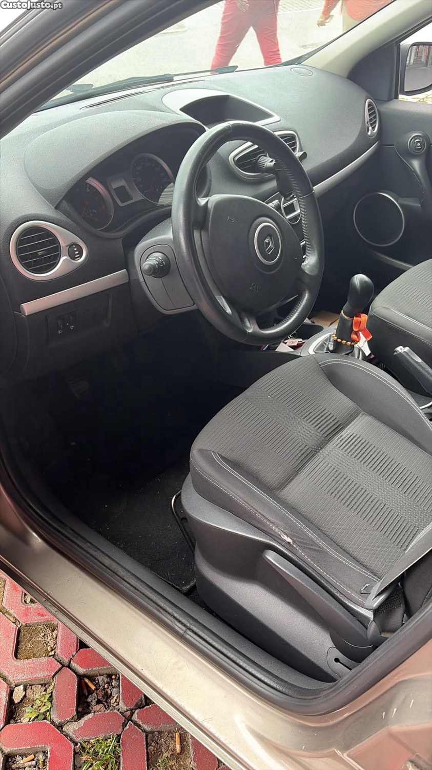 Renault Clio 1.5 - 11 — photo 2