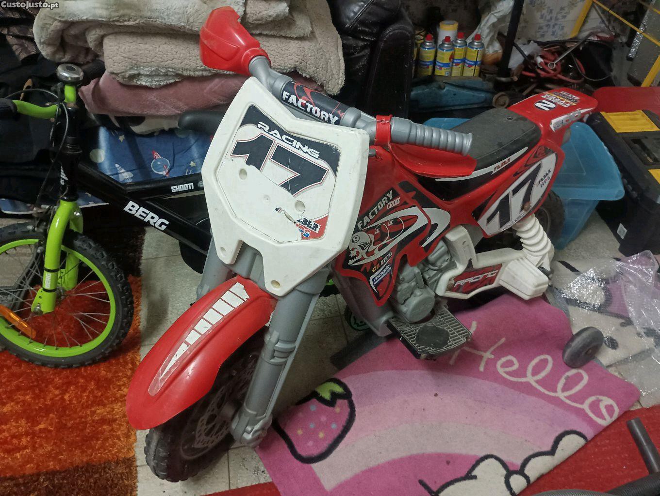 Mota criança com rodas de apoio