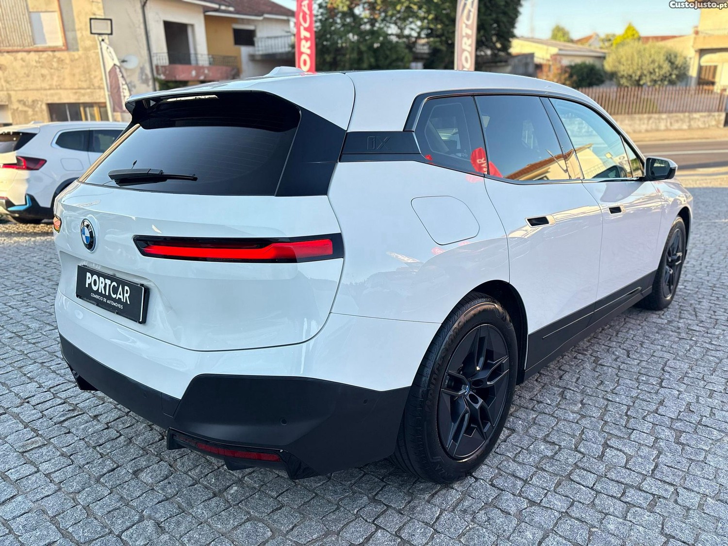 BMW iX xDrive 40 — fotografia 13