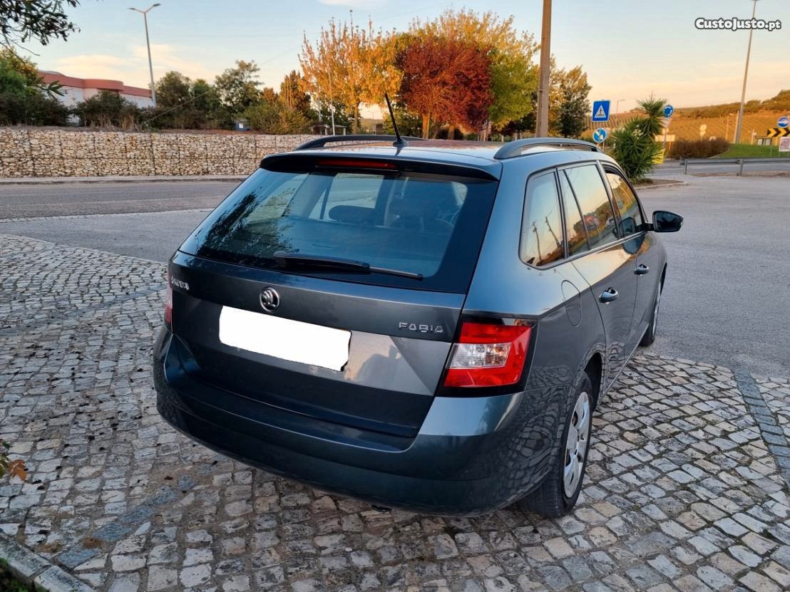 Skoda Fabia 1.4 Break Active — fotografia 8