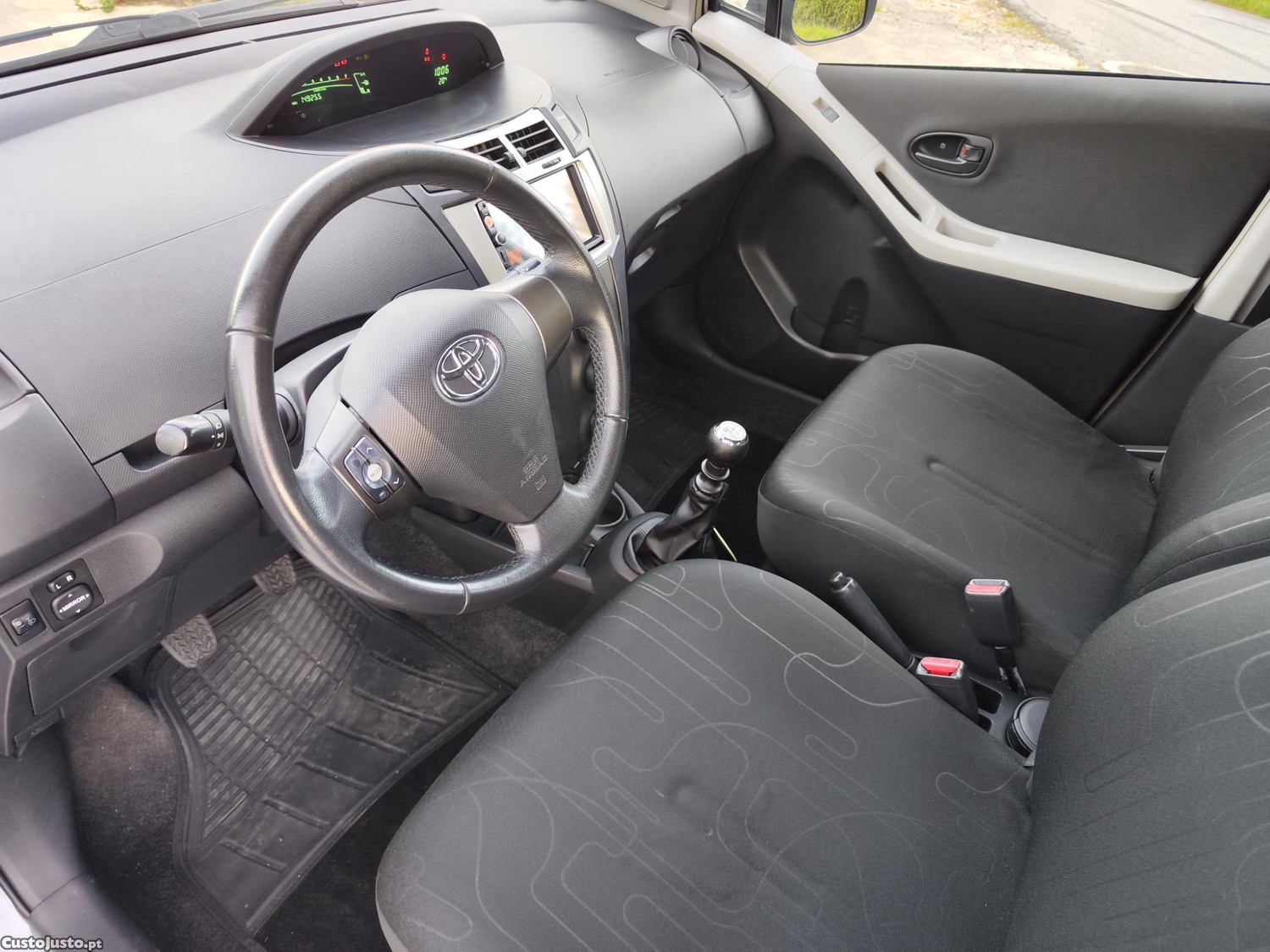 Toyota Yaris 1.33vvti 16v - 101cv - Caixa 6 vel. — fotografia 6