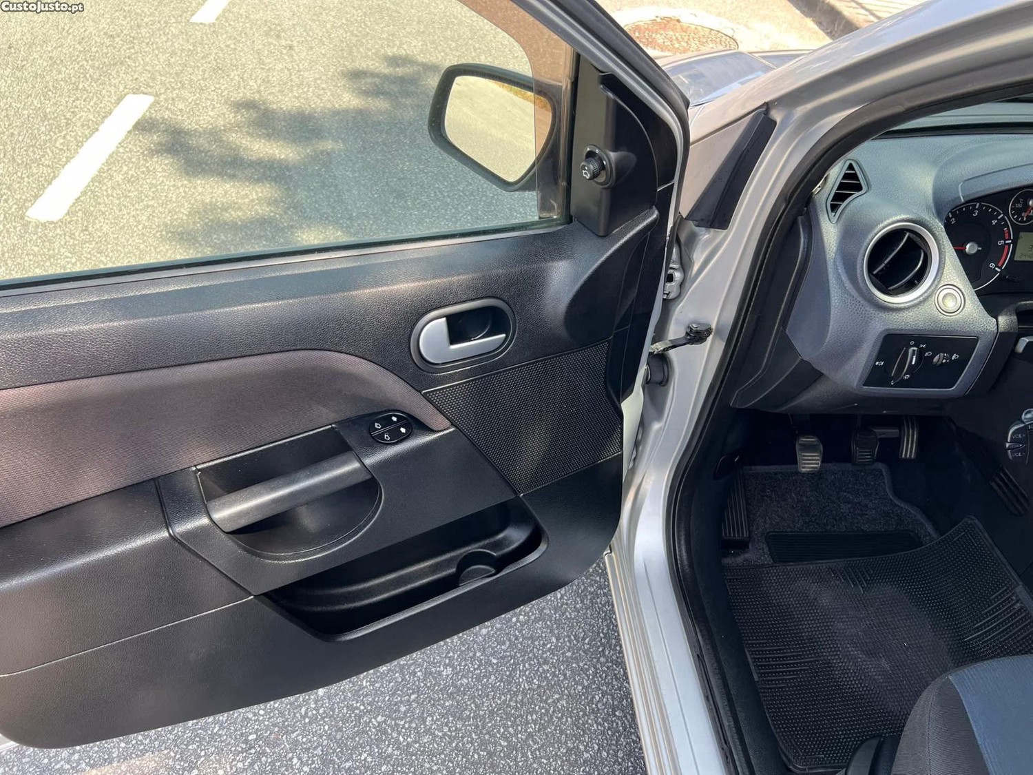 Ford Fiesta 1.4 tdci — fotografia 5