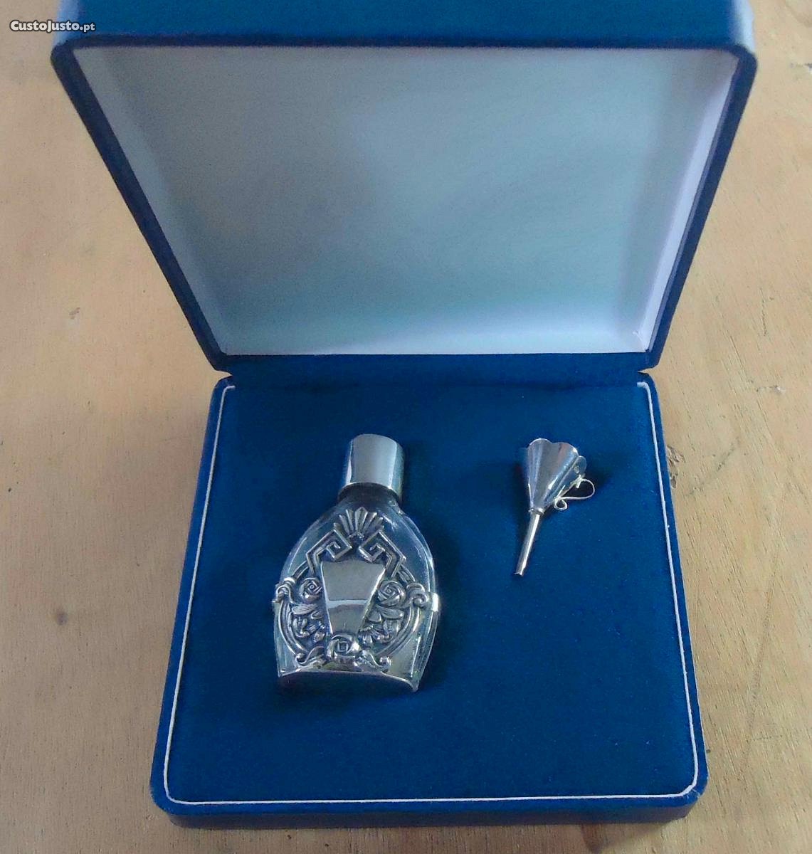 frasco de perfume e funil prata águia 835