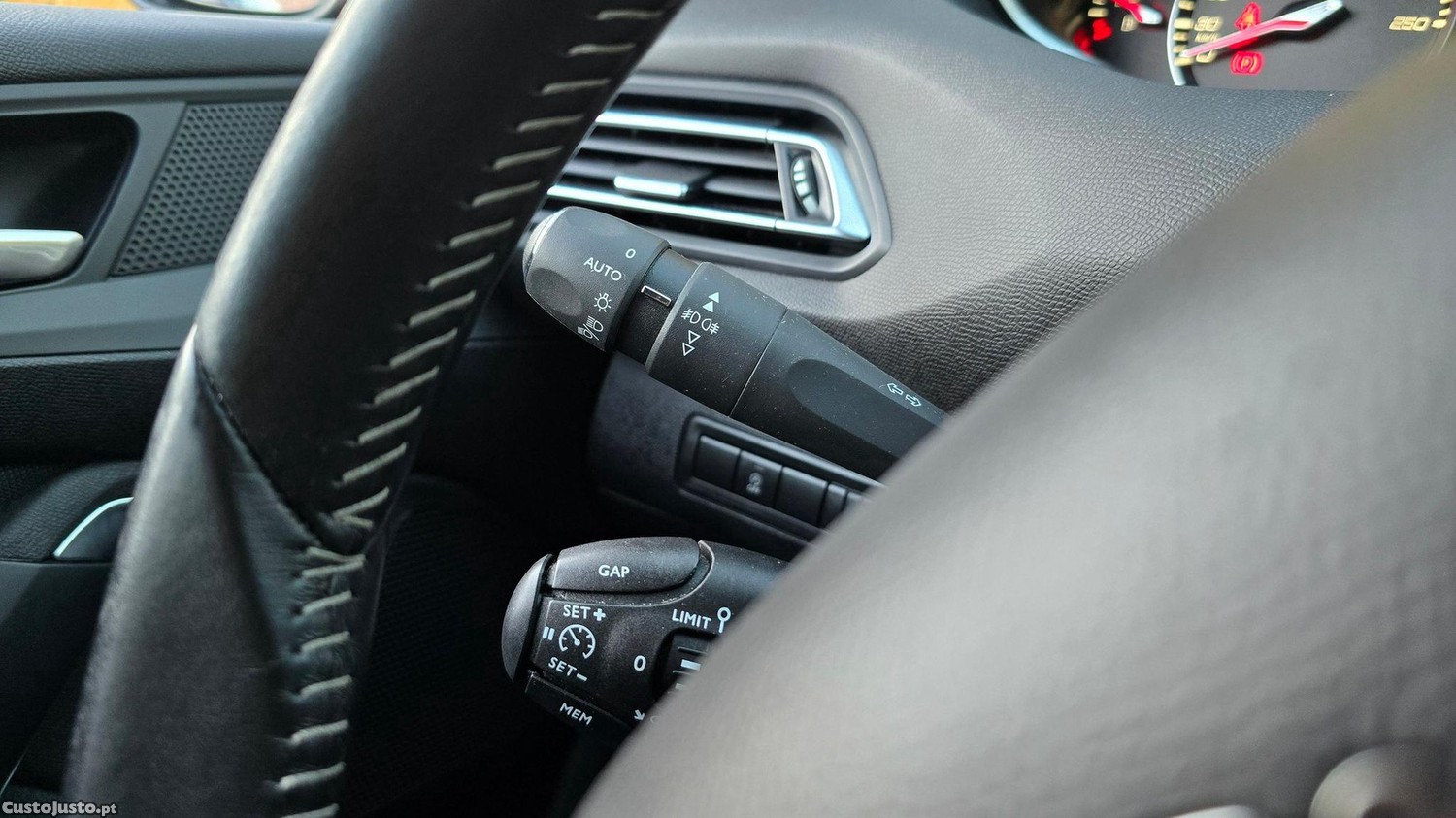 Peugeot 308 1.5 BlueHDi Allure — fotografia 17