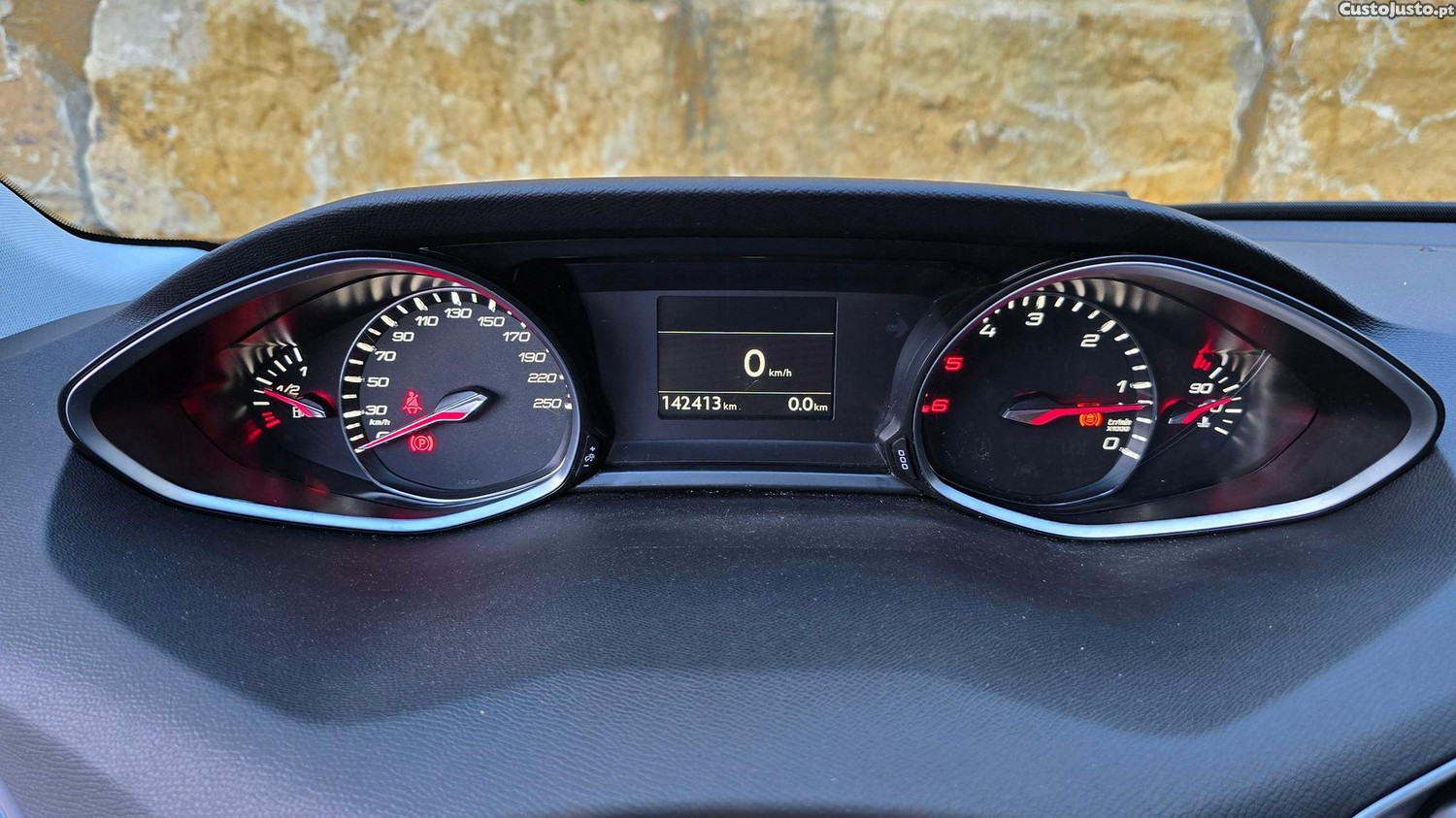 Peugeot 308 1.5 BlueHDi Allure — fotografia 13