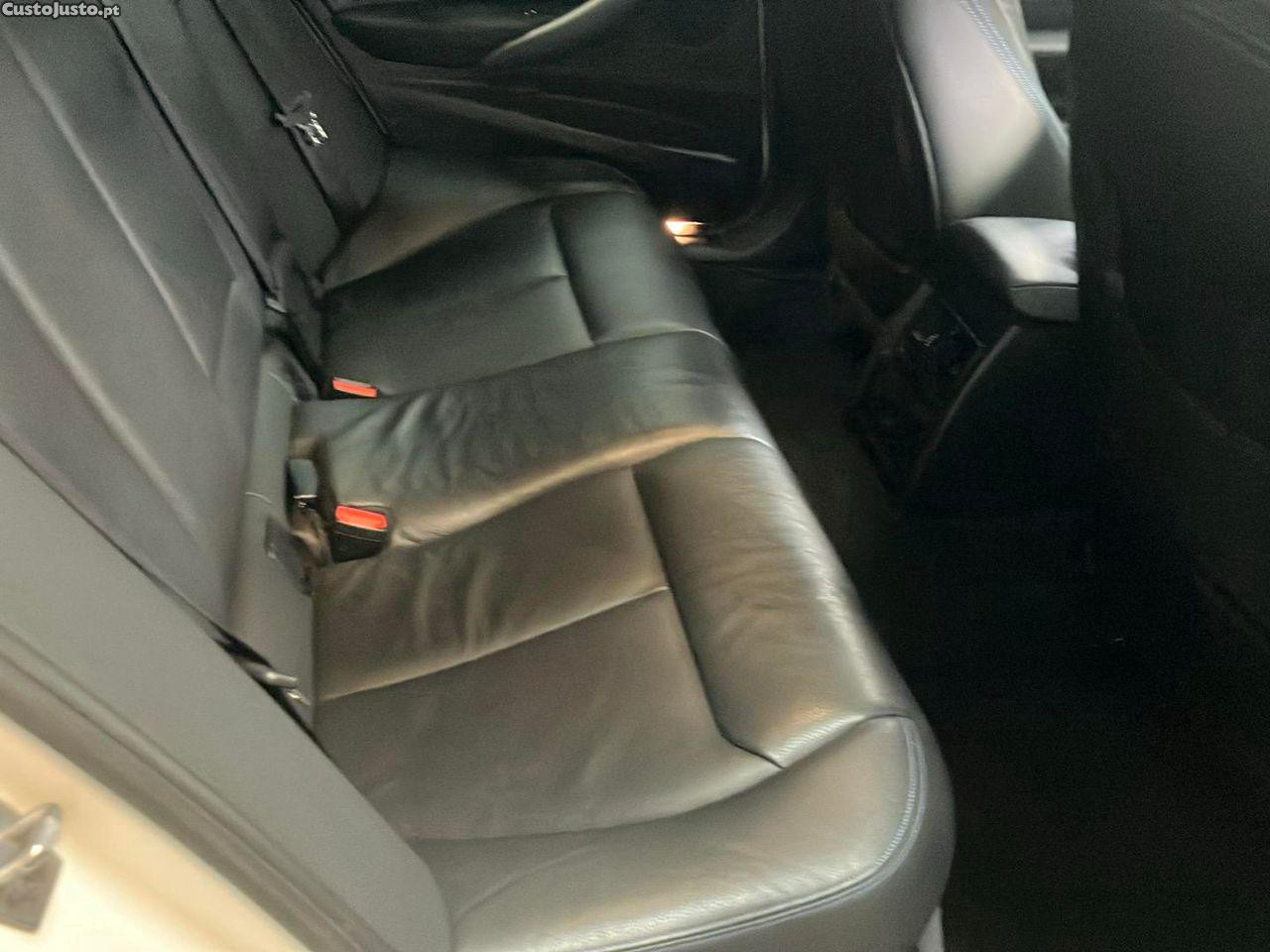 BMW 318 d Touring Pack M — fotografia 8