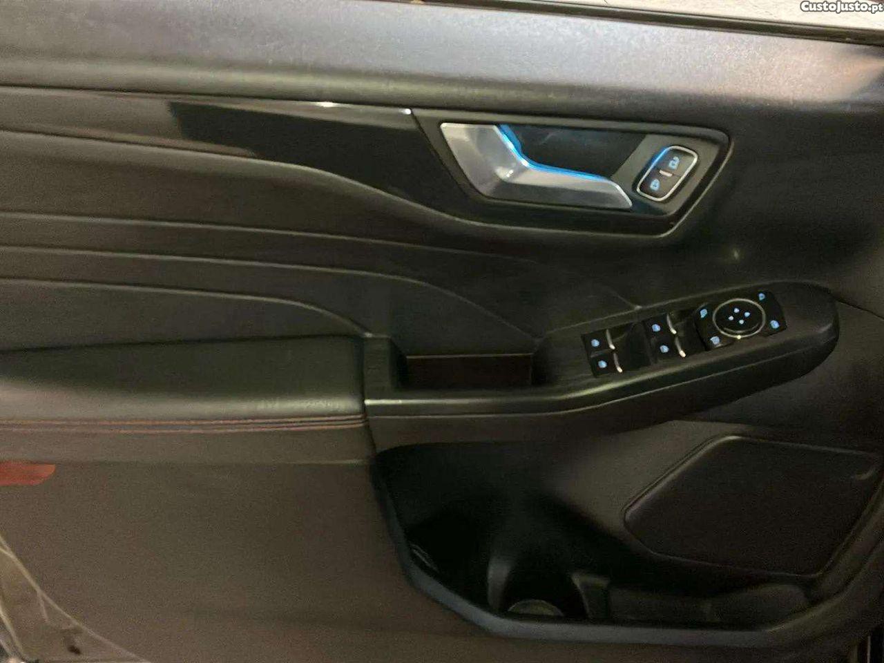 Ford Kuga 1.5 TDCi EcoBlue ST-Line — fotografia 4