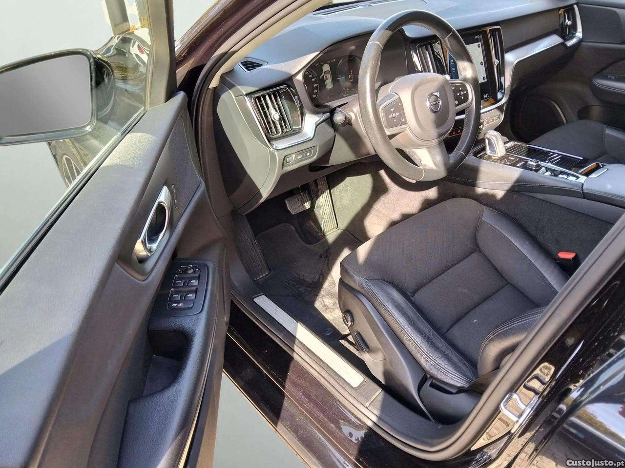 Volvo V60 2.0 T8 AWD TE Momentum — fotografia 10