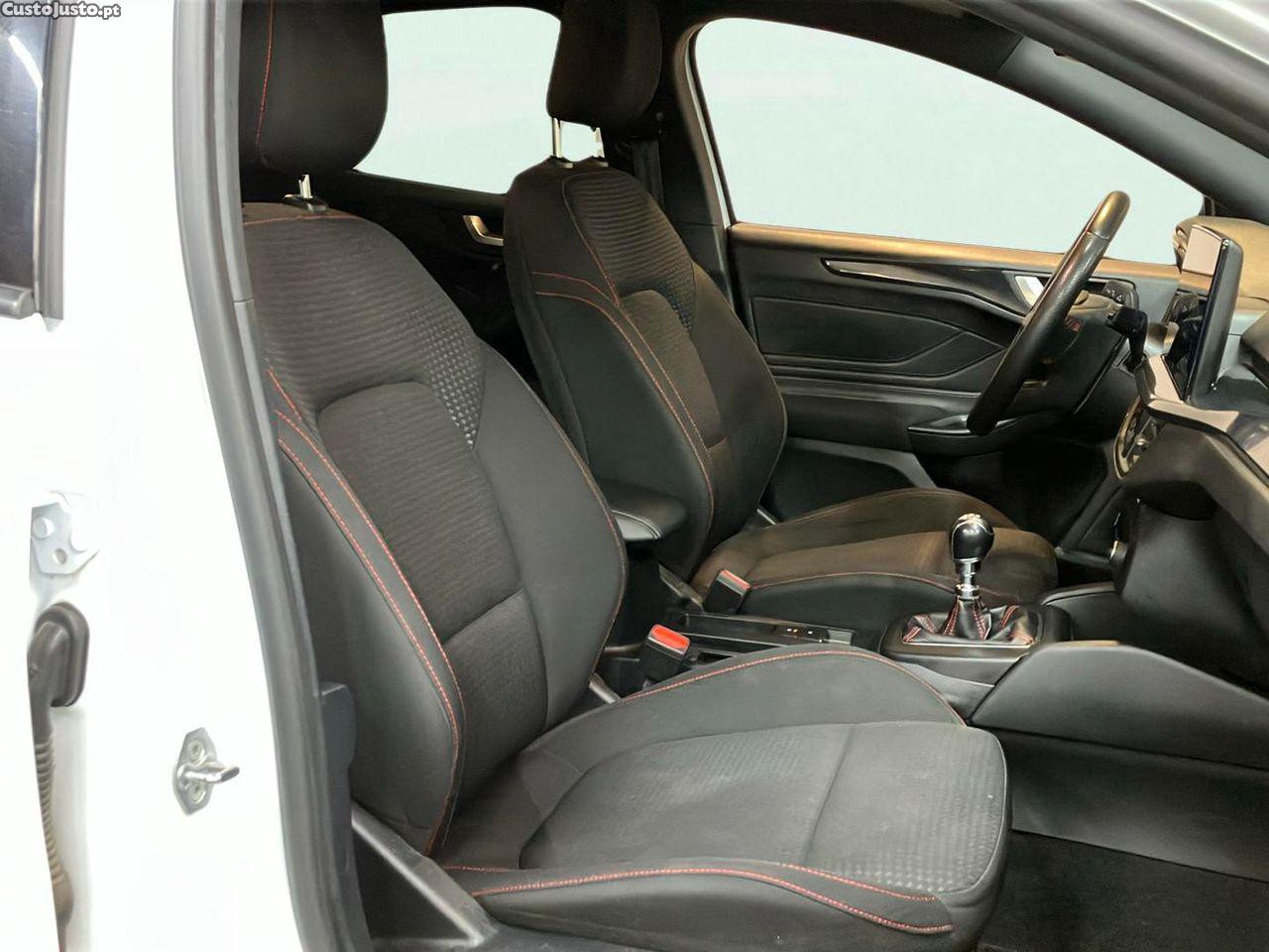 Ford Focus 1.0 EcoBoost MHEV ST-Line — fotografia 8