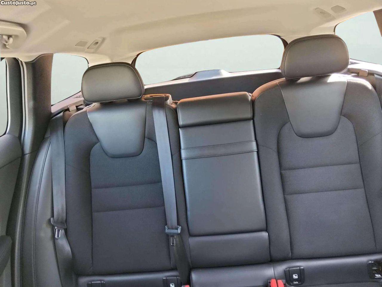 Volvo V60 2.0 T8 AWD TE Momentum — fotografia 3