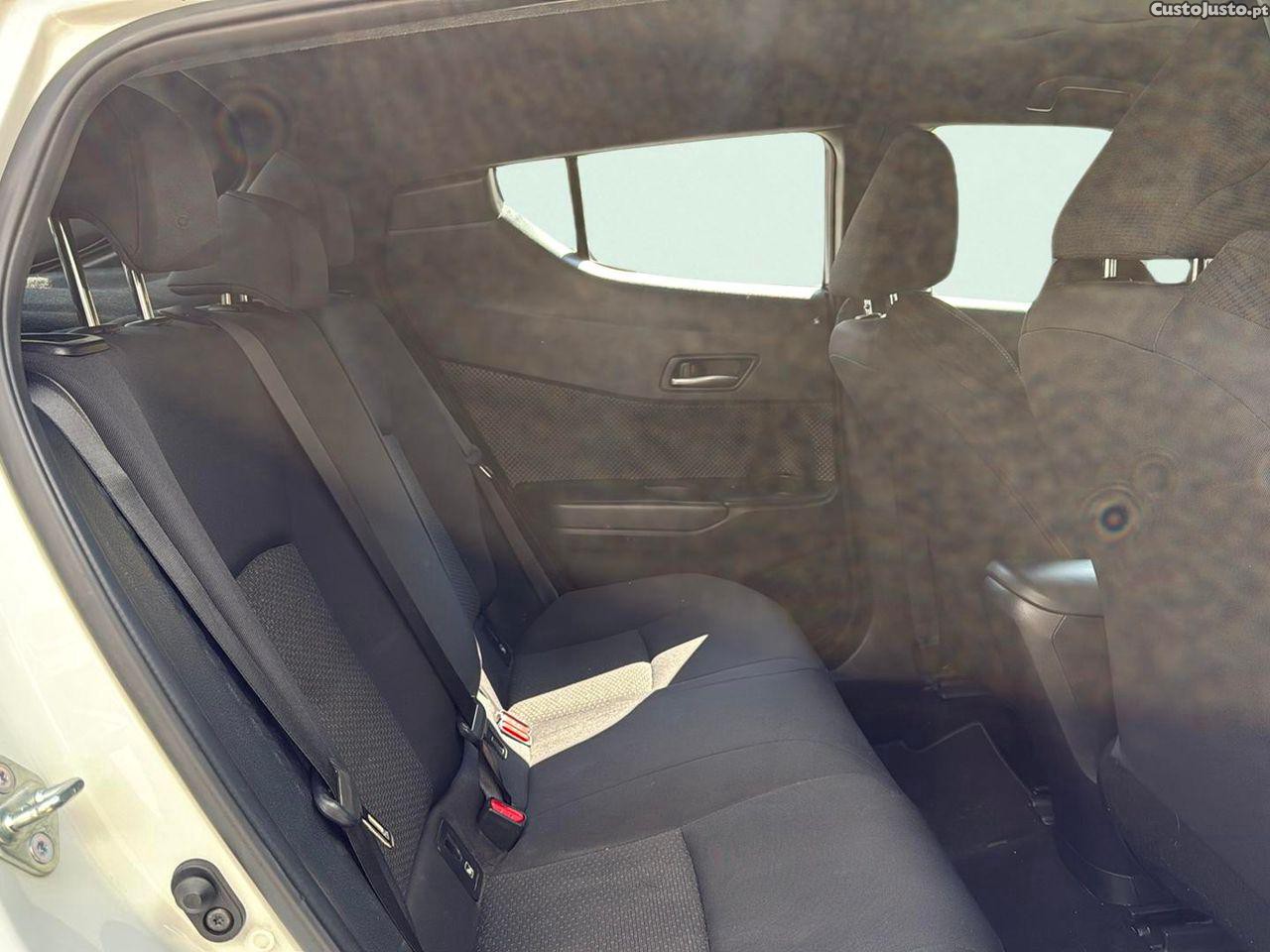 Toyota C-HR 1.8 Hybrid Comfort — fotografia 4