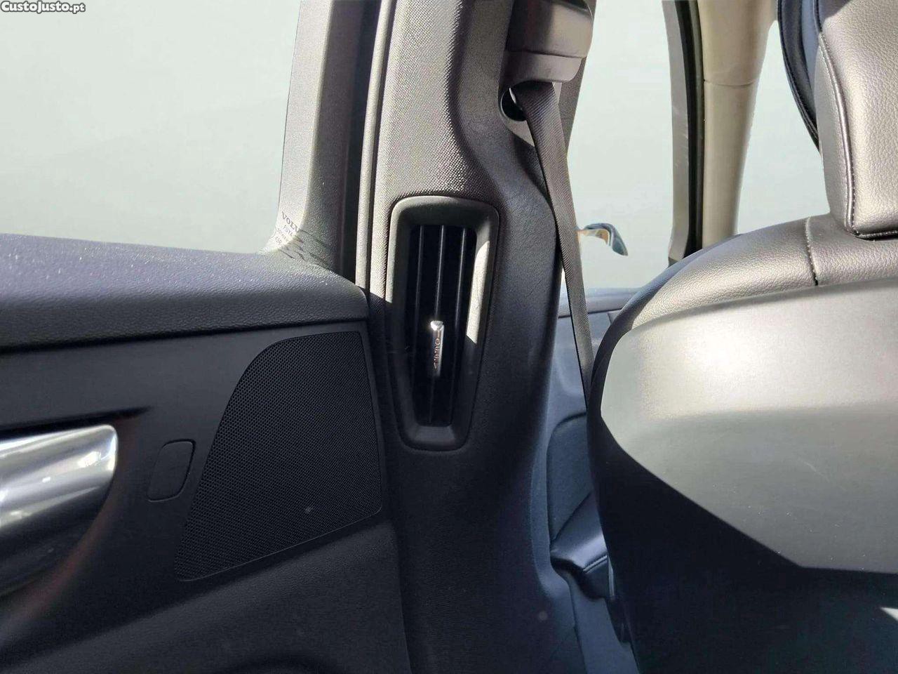 Volvo V60 2.0 T8 AWD TE Momentum — fotografia 2