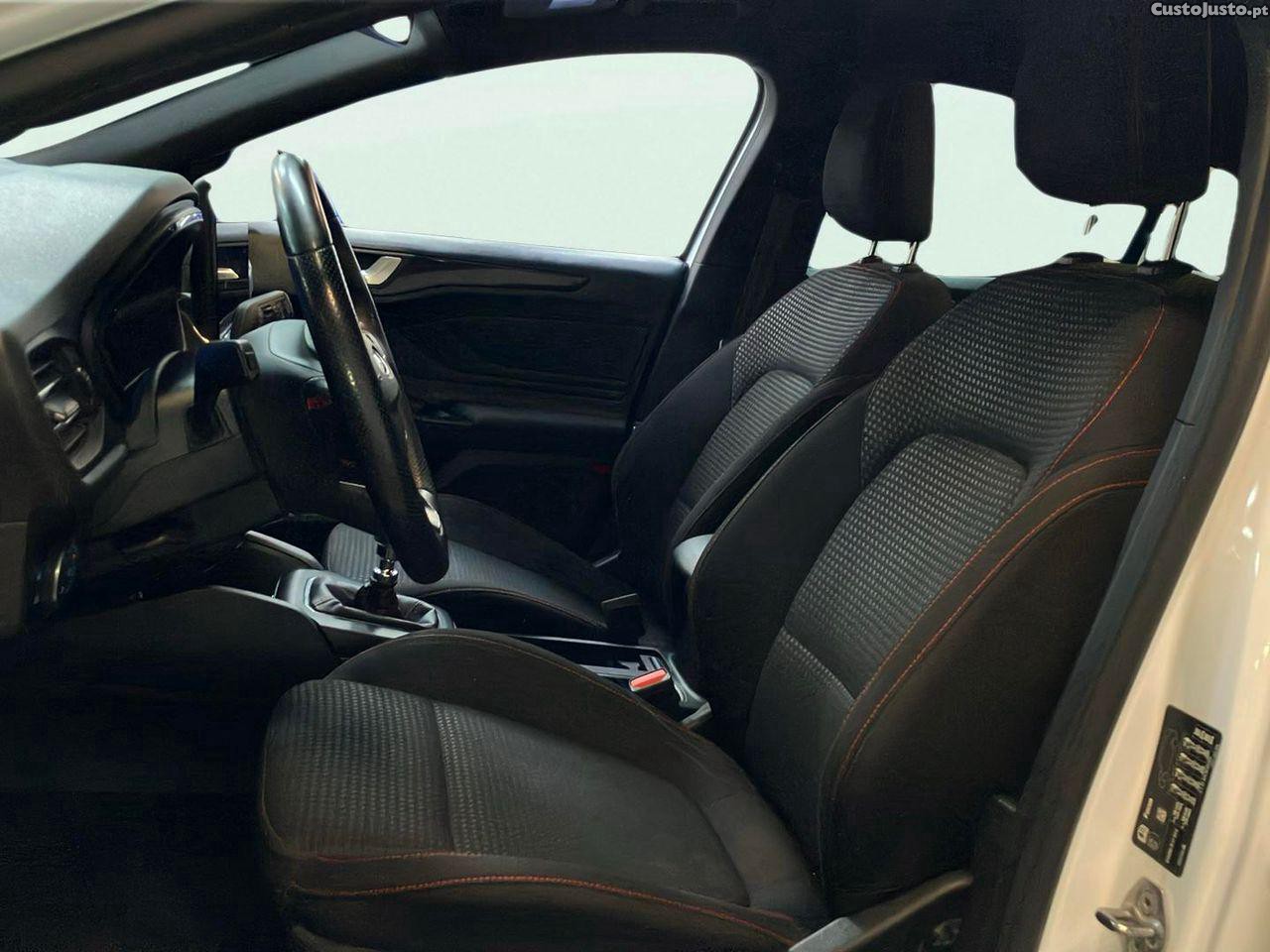Ford Focus 1.0 EcoBoost MHEV ST-Line — fotografia 9