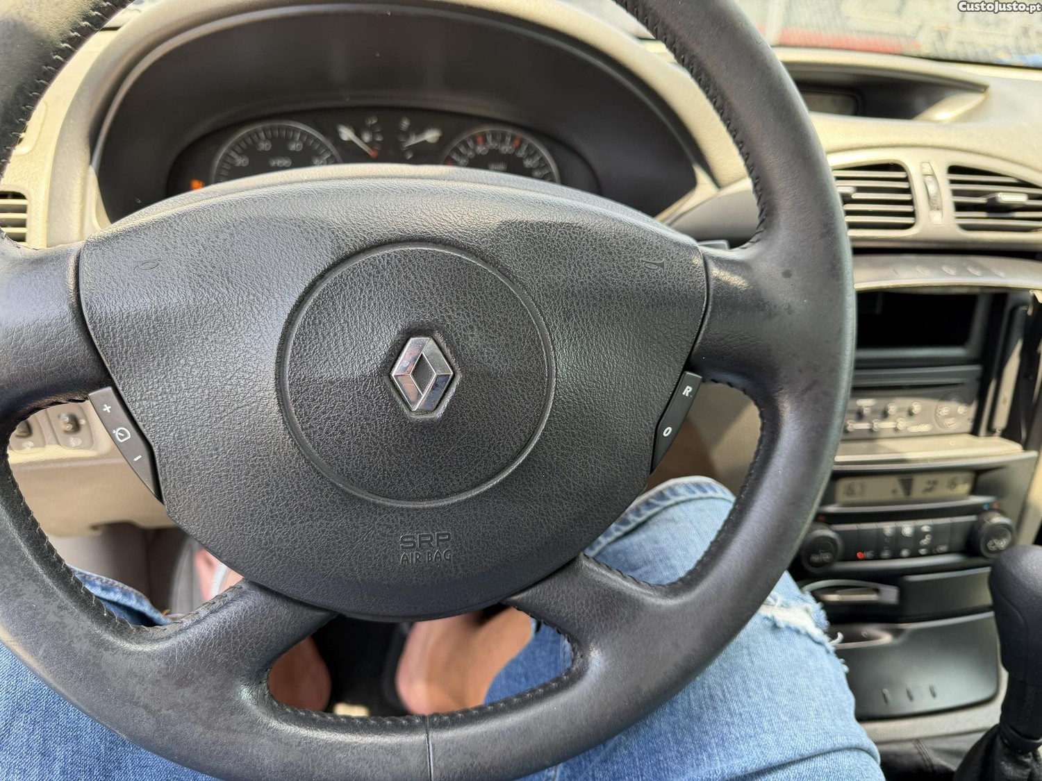 Renault Laguna 1.8i — fotografia 3