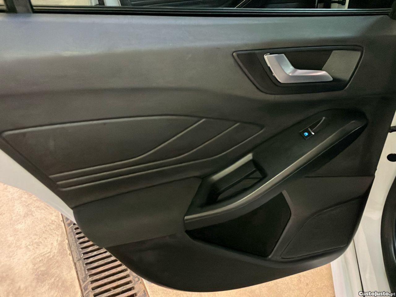 Ford Focus 1.0 EcoBoost MHEV ST-Line — fotografia 3