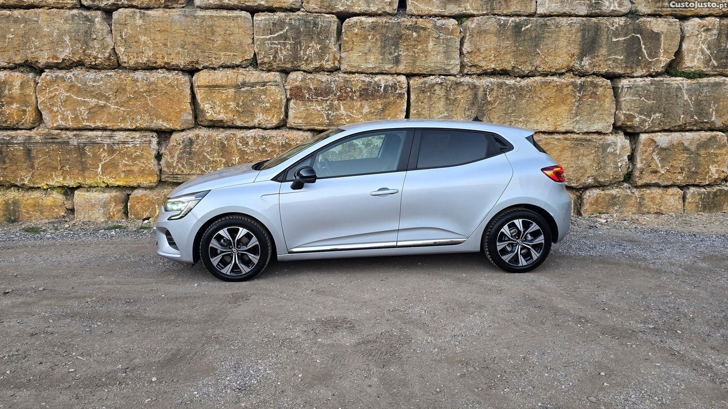 Renault Clio 1.6 E-Tech Exclusive - 23 — photo 3