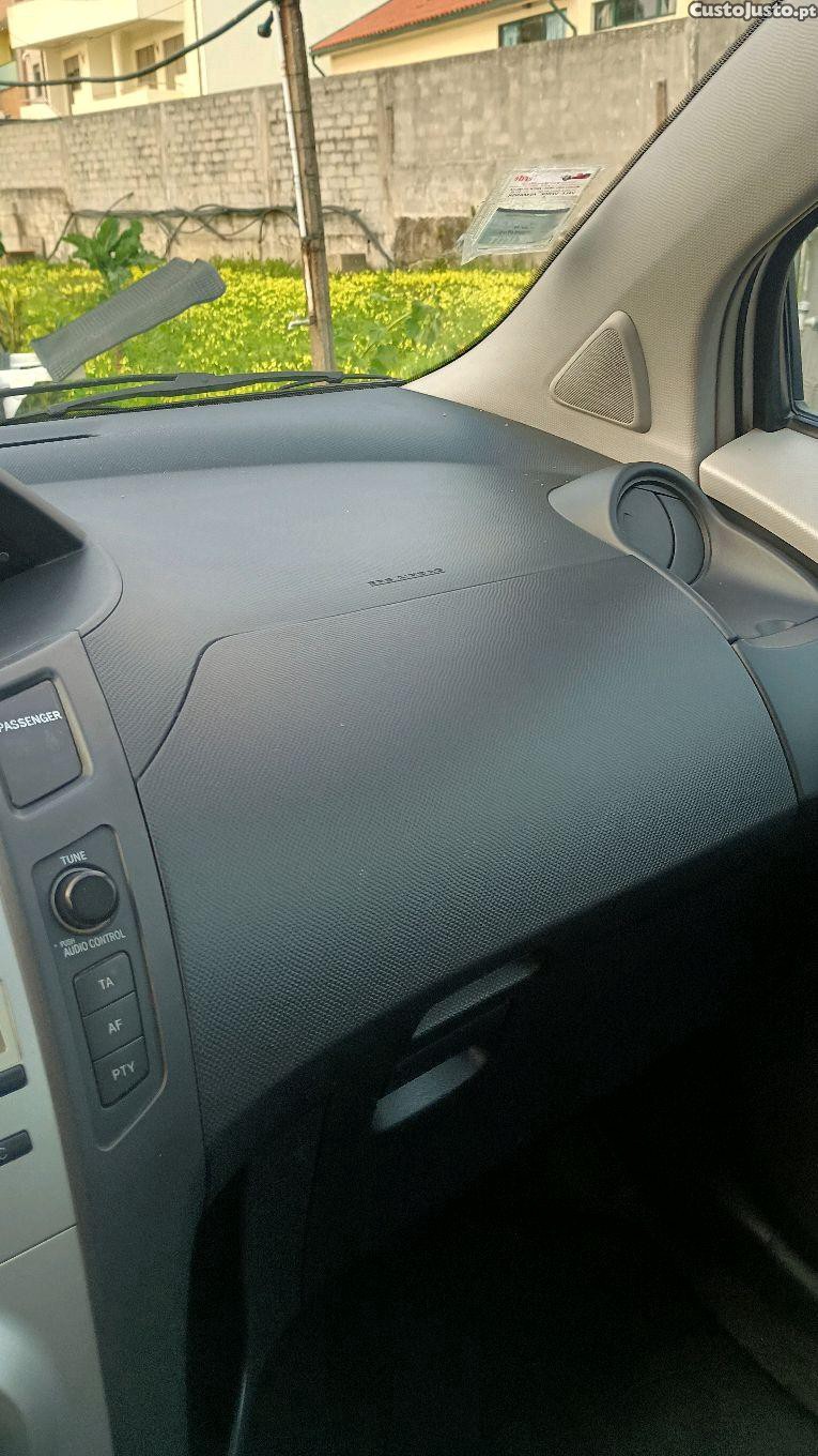 Toyota Yaris VVTI (motor de corrente) — fotografia 3