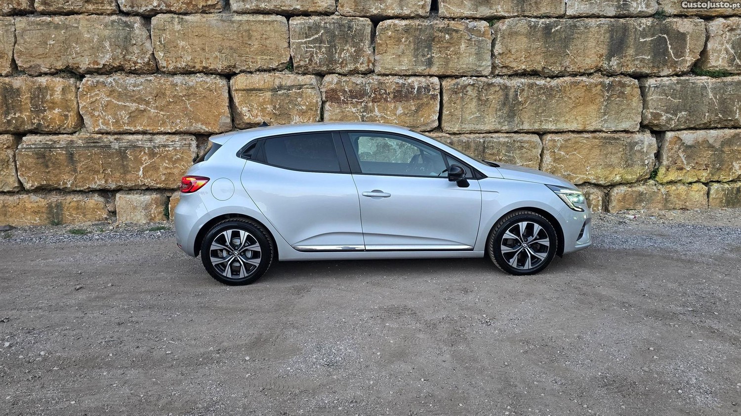 Renault Clio 1.6 E-Tech Exclusive - 23 — photo 4