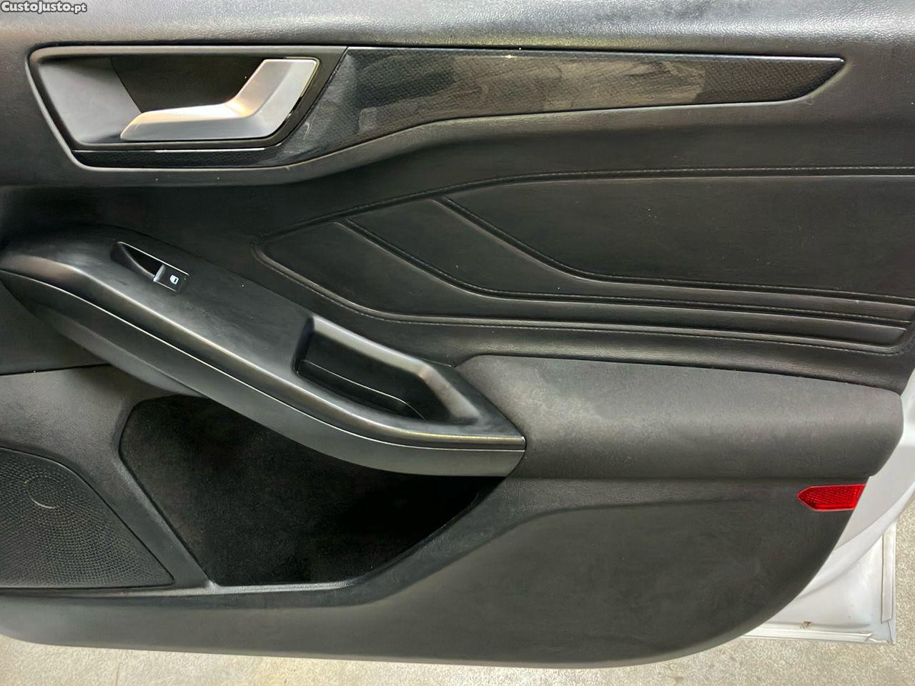 Ford Focus 1.0 EcoBoost MHEV ST-Line — fotografia 2