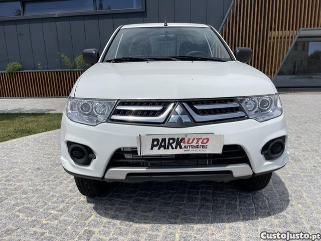 Mitsubishi L200 2.4 DI-D CD Invite CC 4WD - 14 foto 2