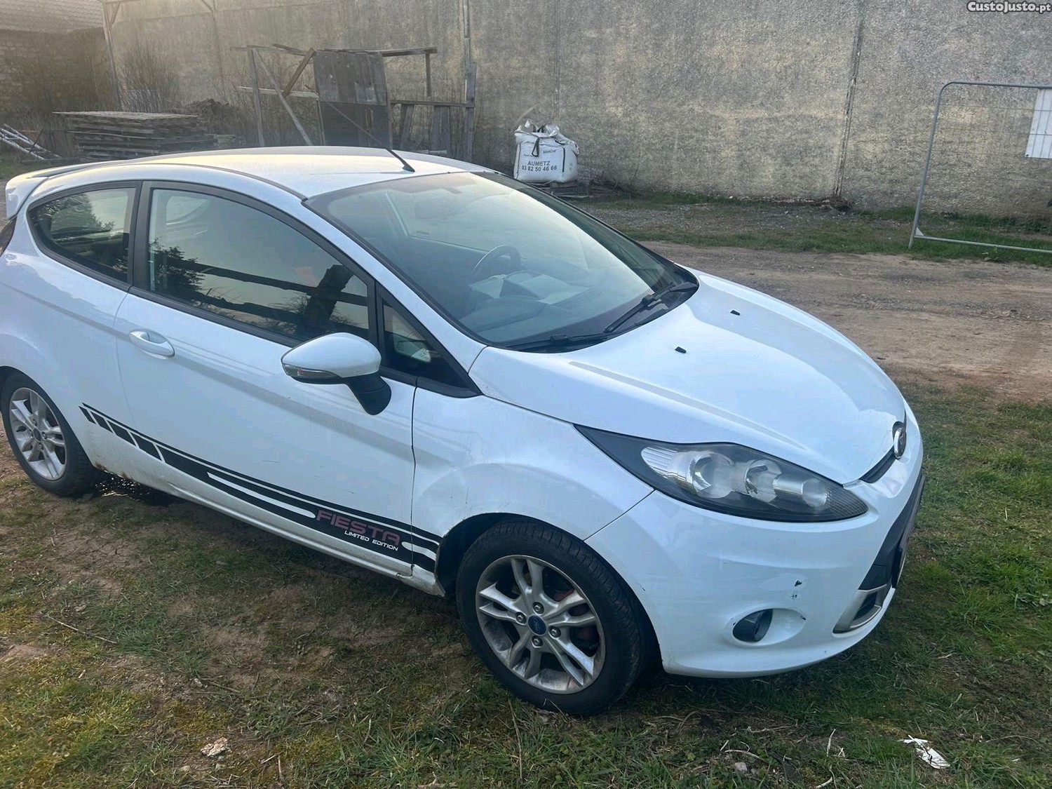 Ford Fiesta desportivo — fotografia 10