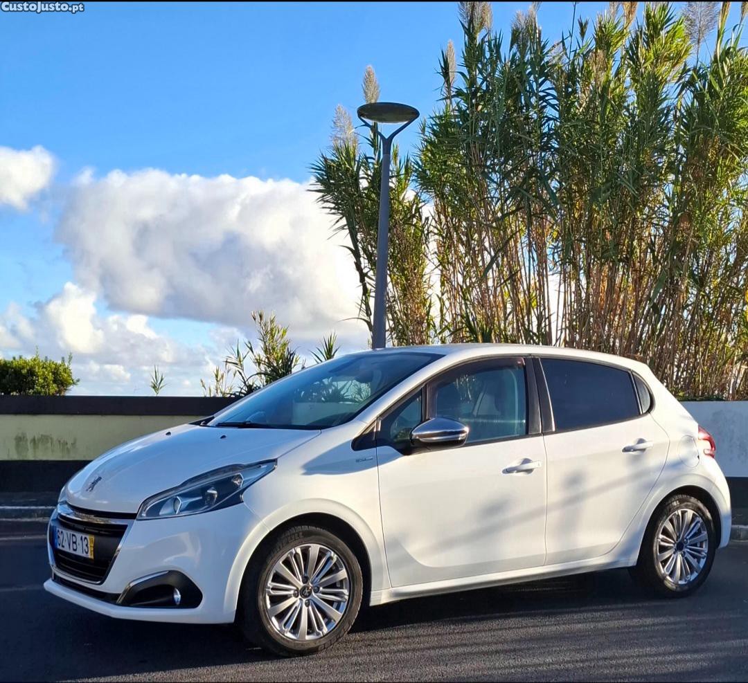 Peugeot 208 Full extras - 18 — photo 3