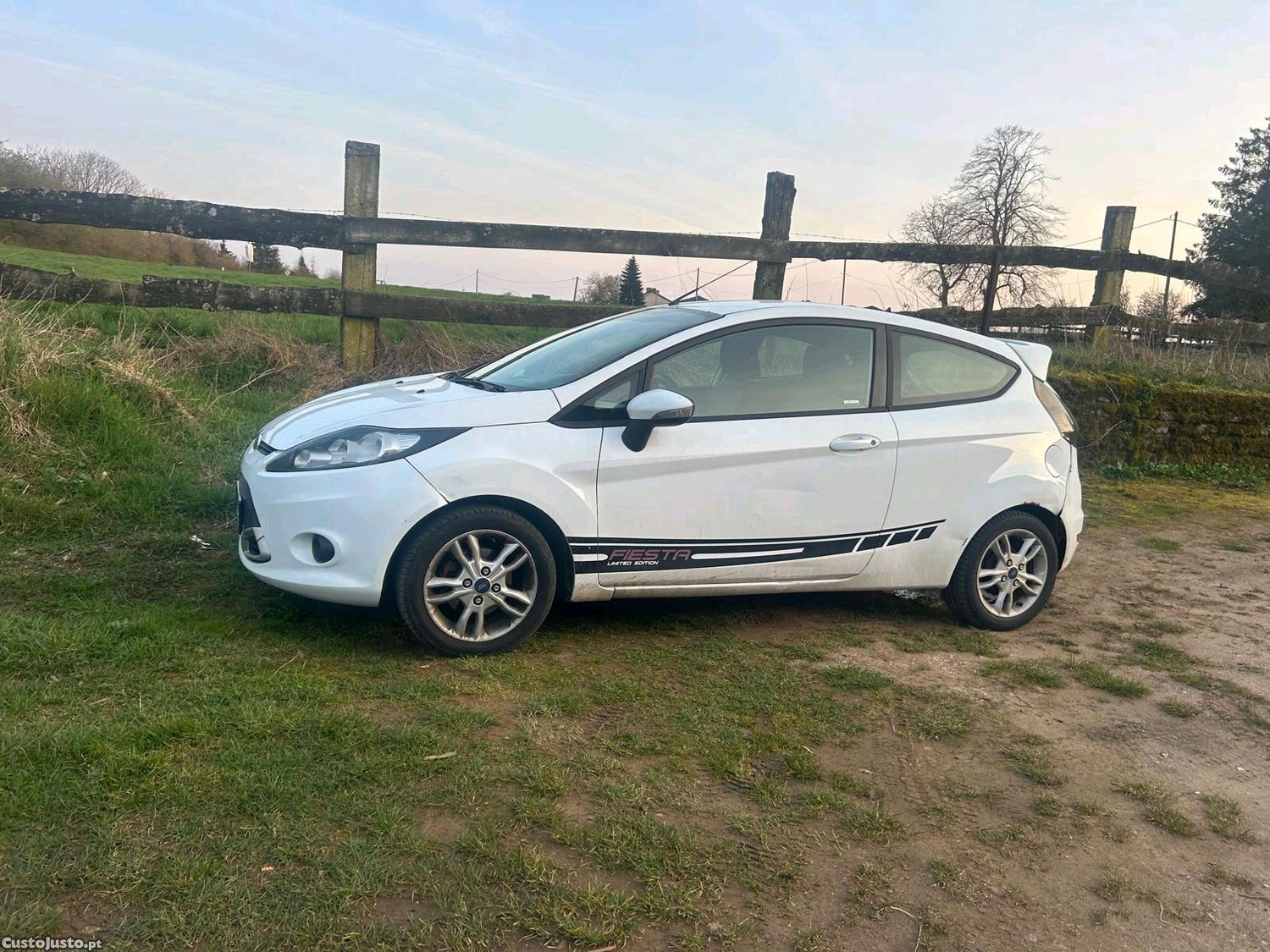 Ford Fiesta desportivo — fotografia 9