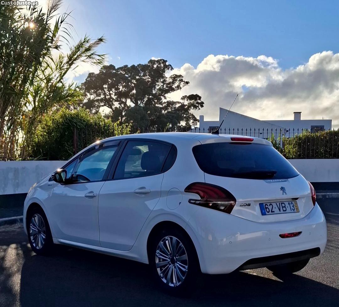 Peugeot 208 Full extras - 18 — photo 5