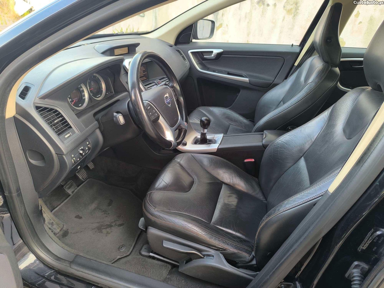 Volvo XC60 2.0 D3 - 10 — photo 4