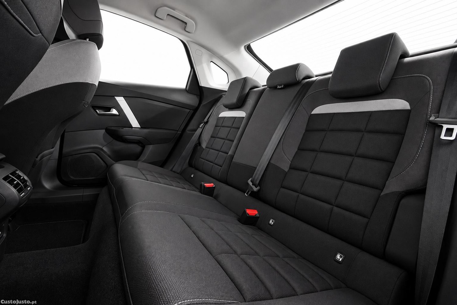 Citroën e-C4 X PLUS 156CV 54Kwh (AUTO) - 25 — photo 5