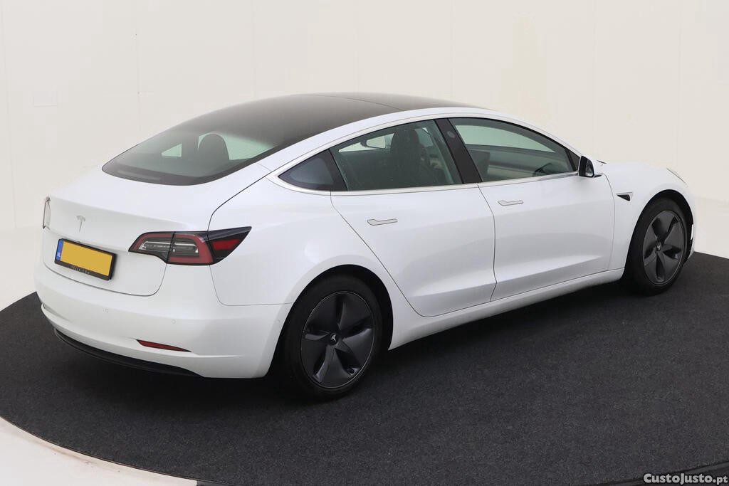 Tesla Model 3 Standard Range Plus — fotografia 3
