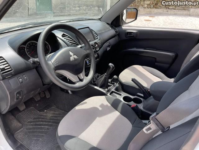Mitsubishi L200 2.4 DI-D CD Invite CC 4WD - 14 foto 5