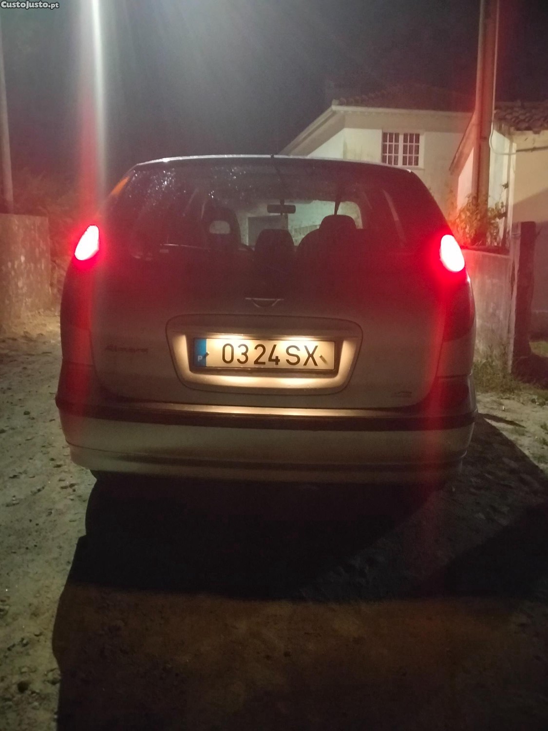 Nissan Almera Tino - 02 — photo 2