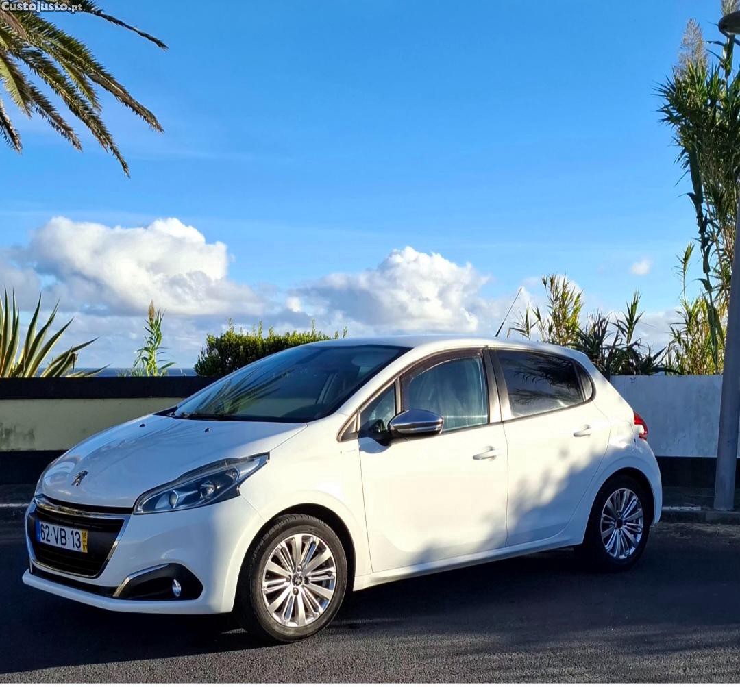 Peugeot 208 Full extras - 18 — photo 2